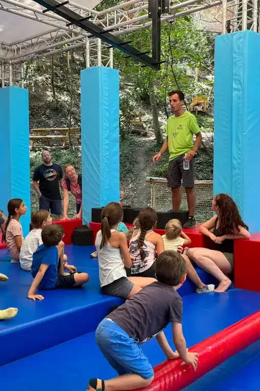 Un animateur encadre un groupe d'enfants lors d'une activité ludique et immersive au Parc Casse Noisette, un lieu idéal pour les sorties et activités de groupe.