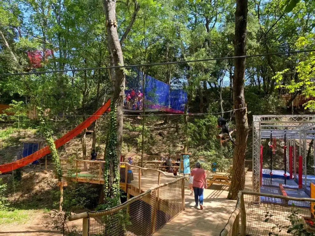 Parcours suspendu dans un parc d'attraction naturel, avec tyroliennes, zones de jeux et plateformes d'observation, parfait pour des aventures en famille au cœur de la forêt. ​​